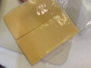 13、芝士肉松蛋饼,1片芝士，对半切块