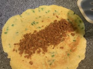 17、芝士肉松蛋饼,加入肉松