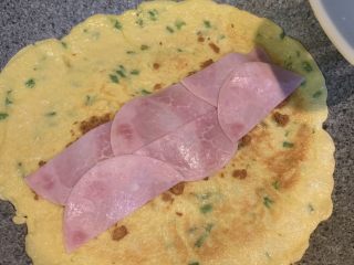 18、芝士肉松蛋饼,加入火腿片