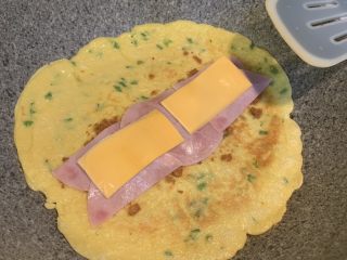 19、芝士肉松蛋饼,加入芝士