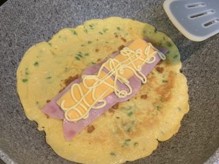 20、芝士肉松蛋饼,加入沙拉酱