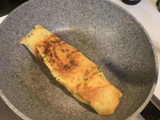 21、芝士肉松蛋饼,卷起来，对半切，出锅