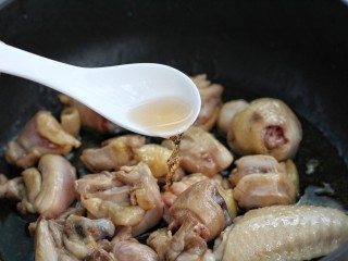 6、黄焖鸡米饭,然后调入料酒翻炒均匀