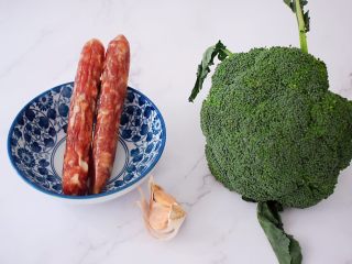 1、西兰花炒腊肠,准备好材料