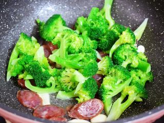 7、西兰花炒腊肠,加入西兰花