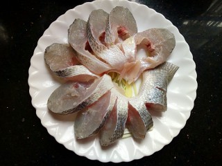 5、年夜饭&年年有余~清蒸鲈鱼之孔雀开屏,把鱼身依次摆入盘，摆成孔雀开屏的形状。