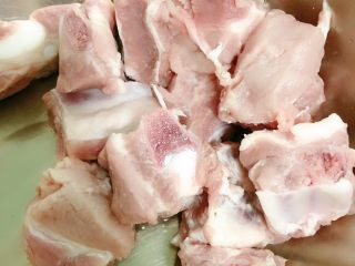4、糖醋排骨,泡完的排骨肉发白