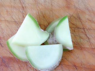 5、糖醋排骨,准备姜片