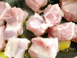 8、糖醋排骨,倒入排骨