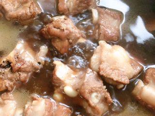 18、糖醋排骨,水开转小火煮半个小时左右用筷子试探一下看看熟没熟，筷子能扎过去就说明可以了