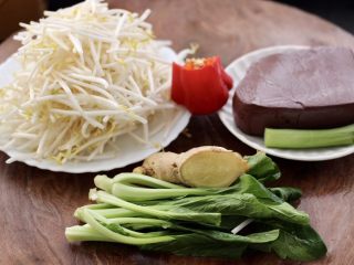 1、水煮猪血,绿豆芽提前摘洗干净，再备齐其它的所有的食材。