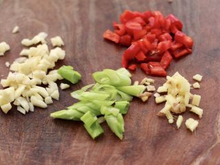 2、水煮猪血,大蒜去皮切碎，红椒切丁，葱切花，姜切碎。