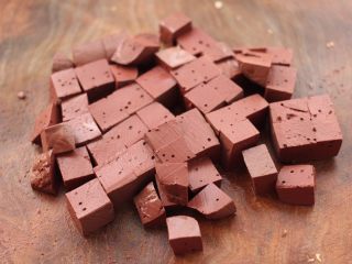 3、水煮猪血,猪血冲洗干净后，用刀切成小块。