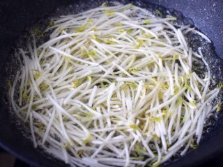 4、水煮猪血,锅中倒入适量的清水烧开后，放入绿豆芽进行焯水，看见绿豆芽变得透明时，捞出过冷水备用。