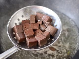 5、水煮猪血,同样的方法把猪血进行焯水，猪血入锅变色即可捞出冲洗干净。
