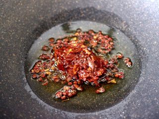 7、水煮猪血,这个时候倒入郫县豆瓣酱。