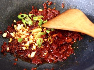 8、水煮猪血,大火快速把豆瓣酱翻炒出红油。