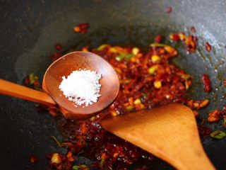 9、水煮猪血,这个时候加入白糖和盐调味，