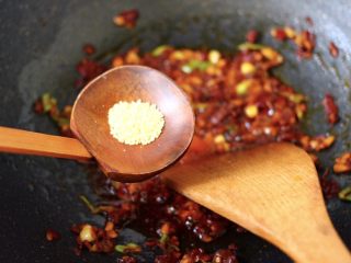 10、水煮猪血,再加入鸡精增加口感。