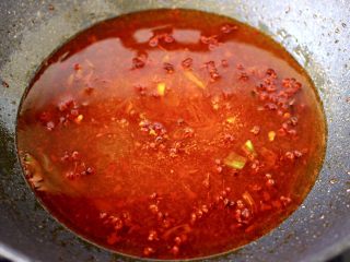 11、水煮猪血,锅中倒入适量的清水。