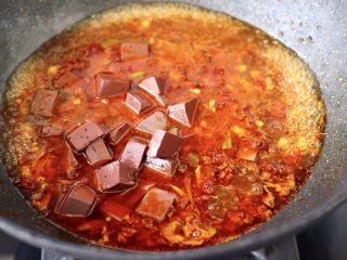 12、水煮猪血,大火烧开后，放入焯过水的猪血。