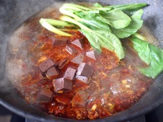 13、水煮猪血,再放入青菜，大火继续煮沸。