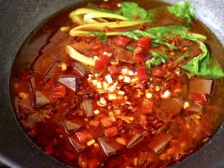 14、水煮猪血,看见青菜断生变色即可关火，撒上红椒和葱碎。