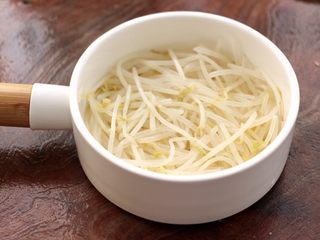 15、水煮猪血,把焯过水的绿豆芽铺到容器底下。
