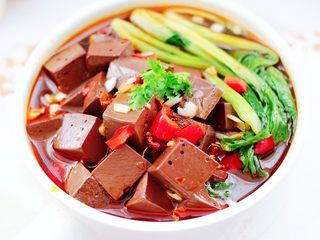 16、水煮猪血,上面浇上煮熟的猪血即可，美美滴水煮猪血就做好了。