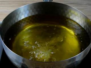 6、菠萝咕噜肉——水果入菜，一不小心却成了名菜,油烧至6成热，下肉丸炸至浮起。