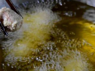 7、菠萝咕噜肉——水果入菜，一不小心却成了名菜,捞出沥油放凉