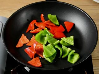 9、菠萝咕噜肉——水果入菜，一不小心却成了名菜,锅中倒少许油，将青红椒炒至表皮变软，盛出备用。