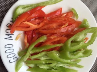 3、回锅肉,辣椒切丝