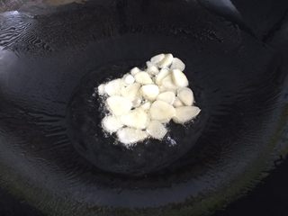 5、回锅肉,锅内放油烧热，放入蒜片爆香