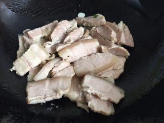 6、回锅肉,放入五花肉翻炒片刻