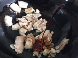 8、回锅肉,放入生抽