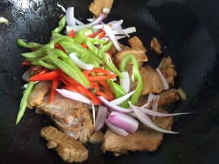 9、回锅肉,放入辣椒丝翻炒片刻