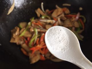 10、回锅肉,放盐调味