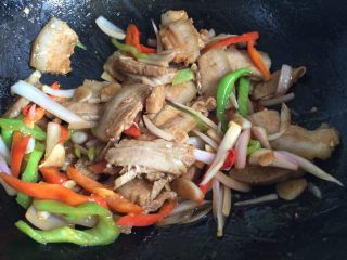 11、回锅肉,翻炒均匀出锅