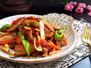 12、回锅肉,装盘食用