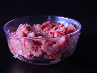 3、下饭菜芹菜炒肉末,猪肉剁成末。猪肉选用三分肥七分瘦的前腿肉，这样的肉口感会更好。