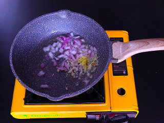 5、下饭菜芹菜炒肉末,炒锅中放油适量，爆香姜末 蒜末 和洋葱。