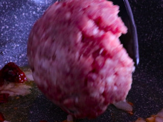 7、下饭菜芹菜炒肉末,再放入多好的肉末，翻炒至颜色变白。