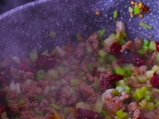 11、下饭菜芹菜炒肉末,芹菜末放入后翻炒一分钟左右，直至芹菜断生。