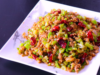13、下饭菜芹菜炒肉末,美味简单的菜肴就完成啦~