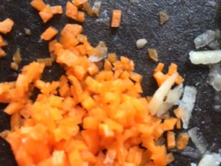 3、土豆肉末酿豆角,红罗卜，木耳切丁