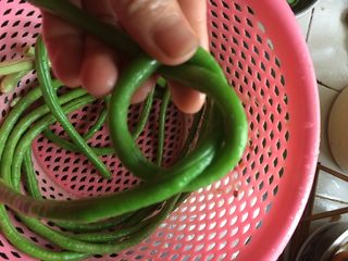 7、土豆肉末酿豆角,从豆角长度的中间打个圆圈