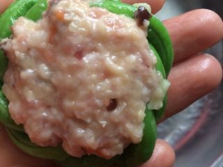 11、土豆肉末酿豆角,把腌制的的馅放在豆角上，用手压好，不要给漏出