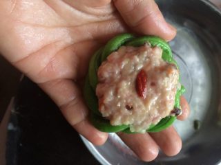 12、土豆肉末酿豆角,放上一粒杞子装饰