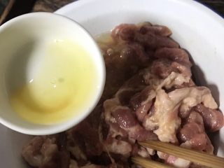 10、辣椒炒肉,一个鸡蛋清，拌匀腌制30分钟